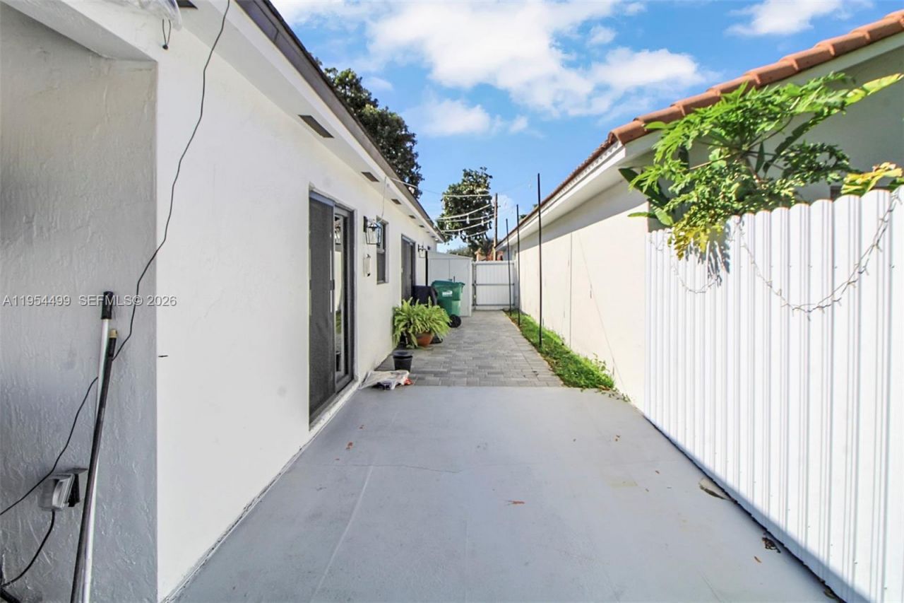 15113 NW 91st Ct, Miami Lakes, FL 33018 Photo