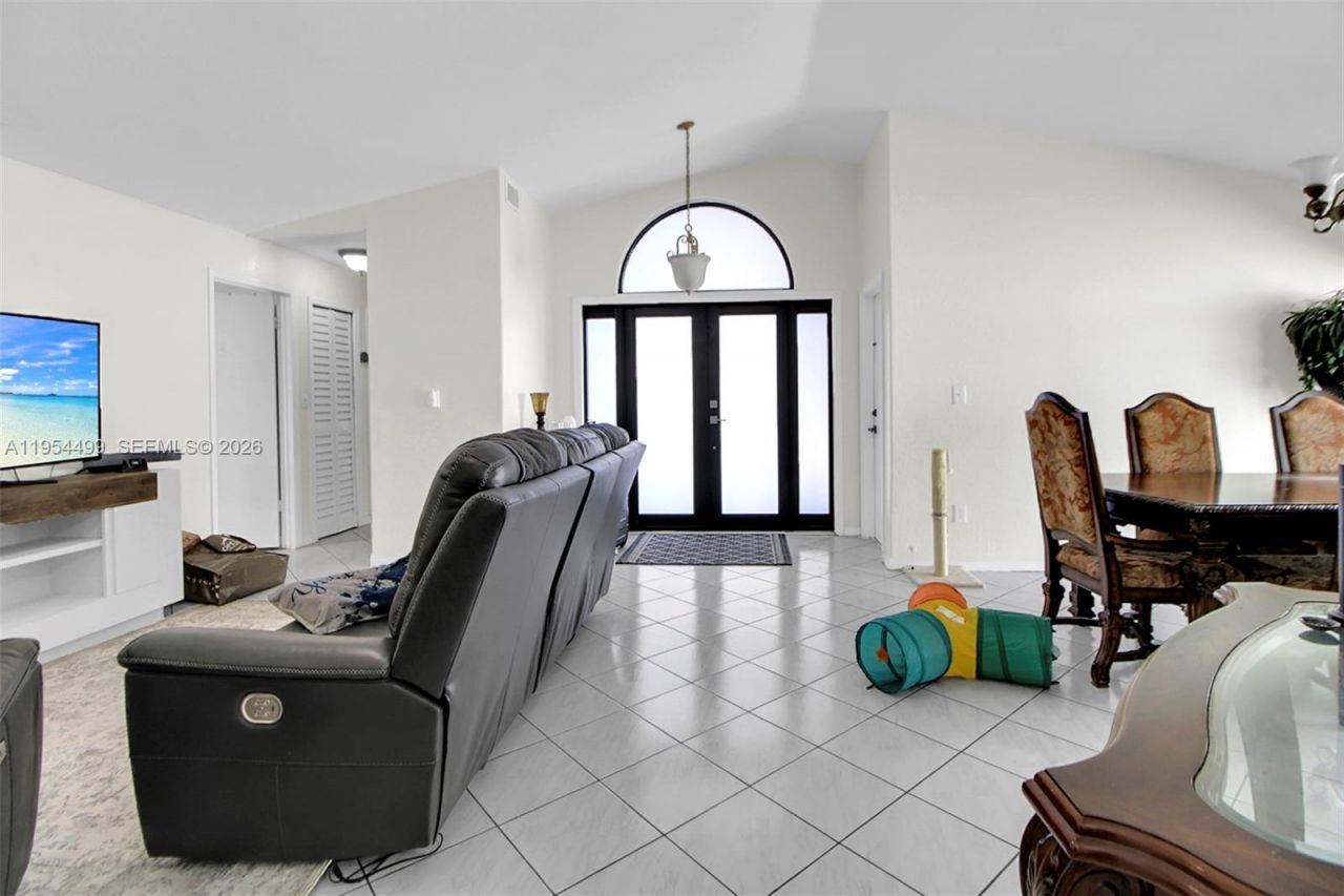 15113 NW 91st Ct, Miami Lakes, FL 33018 Photo