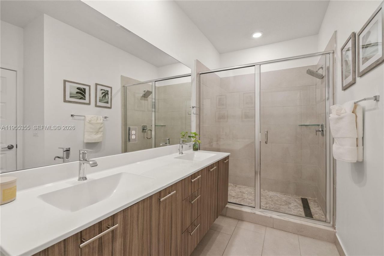 4809 NW 83rd Pkwy, Doral, FL 33166 Photo