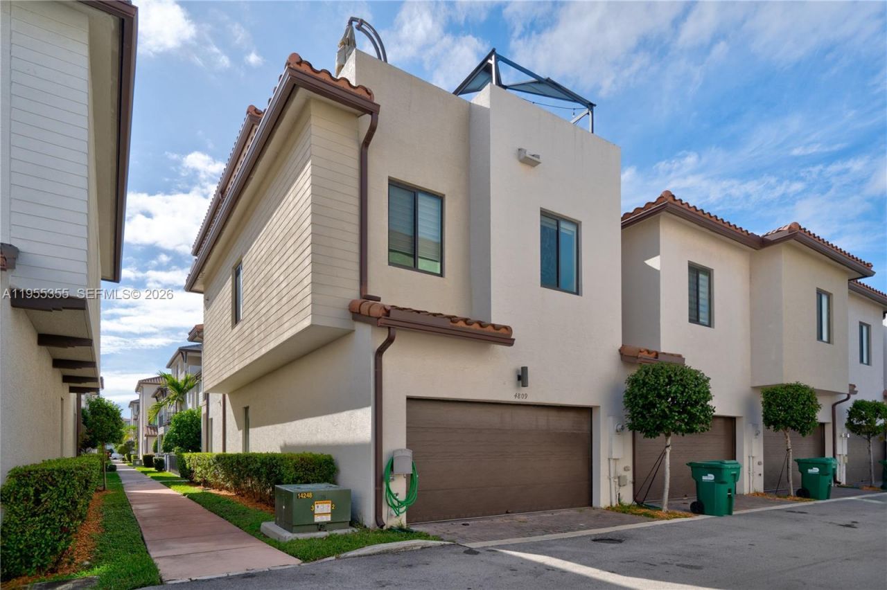 4809 NW 83rd Pkwy, Doral, FL 33166 Photo