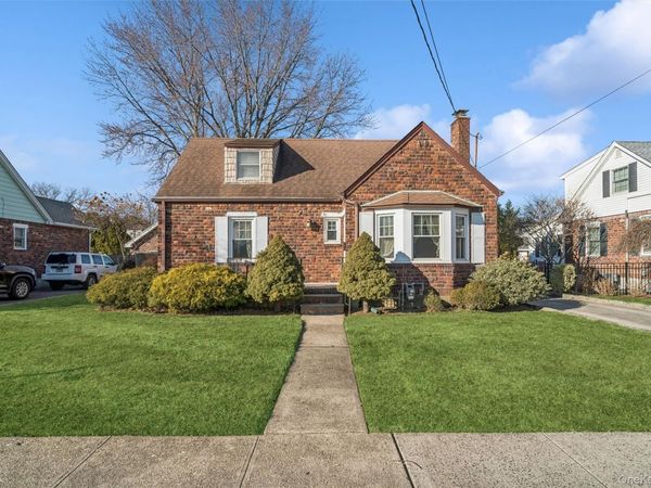 41 Goldenrod Avenue, Franklin Square, NY 11010