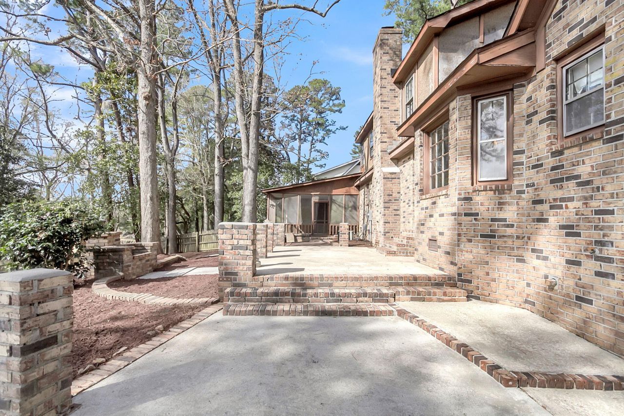 700 Fairington Drive Photo 8