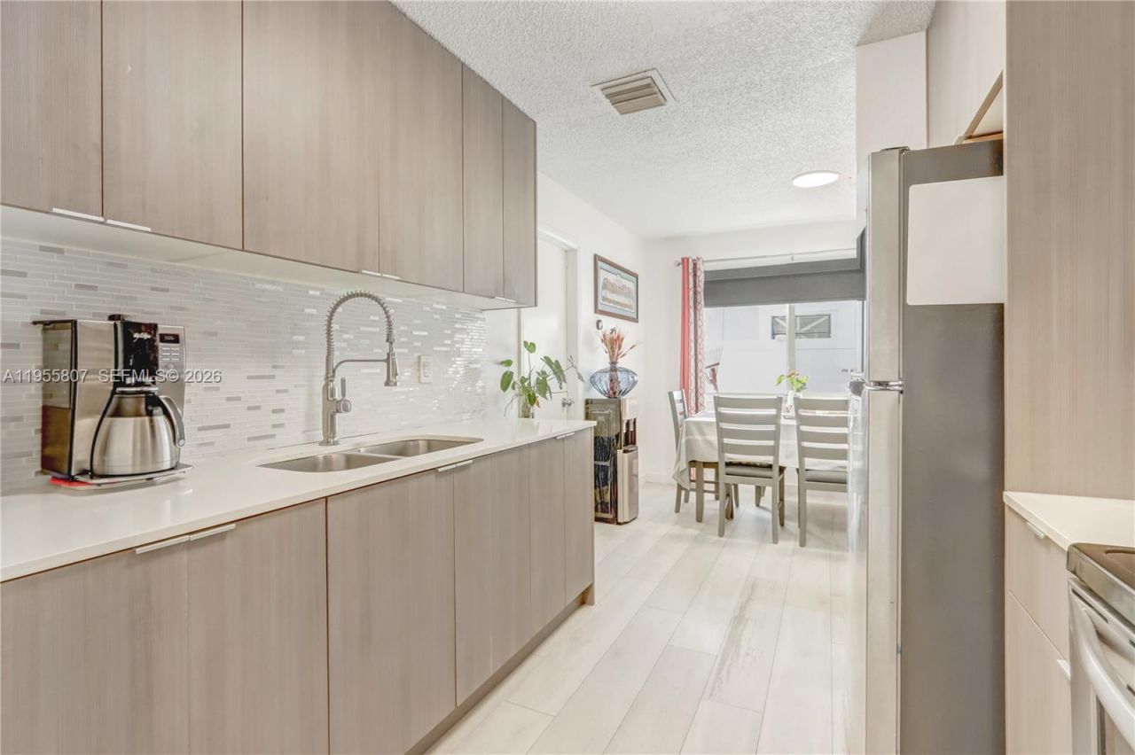 3004 NW 7th St, Fort Lauderdale, FL 33311 Photo