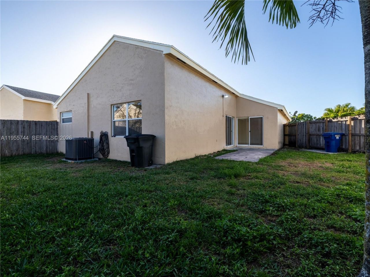 200 W Riverbend Dr, Sunrise, FL 33326 Photo