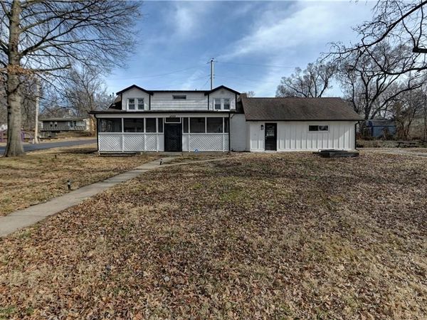 4859 NW Waukomis Drive, Northmoor, MO 64151