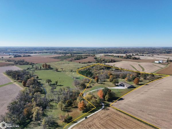 886 Henik Rd., Mount Vernon, IA 52314