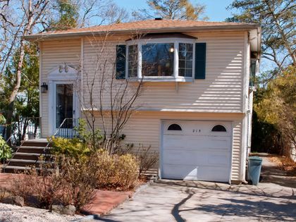 215 Lakeside Trail Ridge, NY 11961
