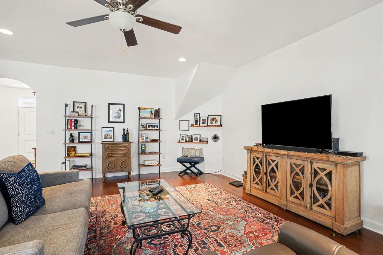 1942 Pine Cone Ln. Photo 10