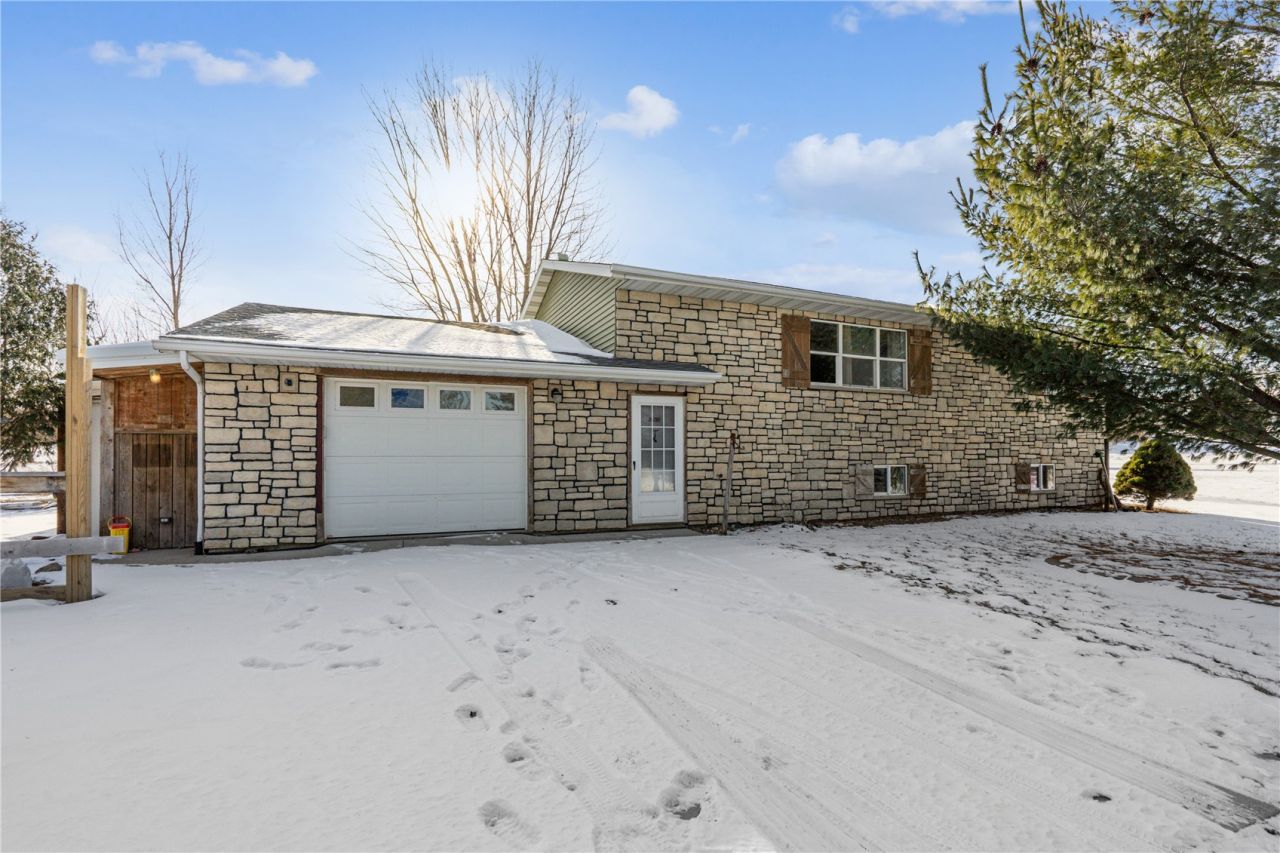 2866 60th Street, Vinton, IA 52349 Main Photo