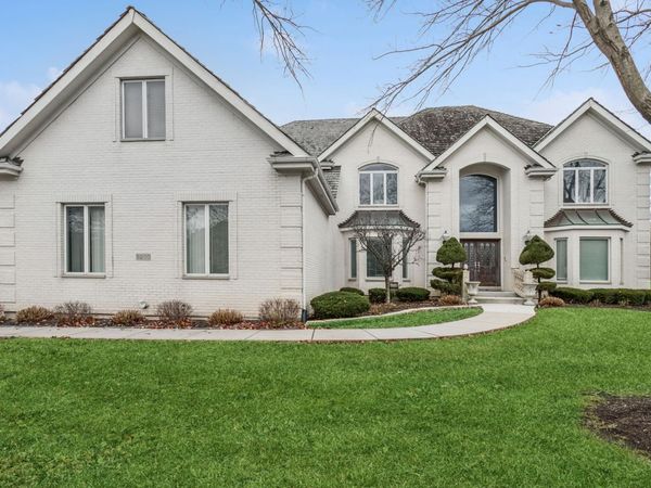 9200 Falling Waters Drive, Burr Ridge, IL 60527