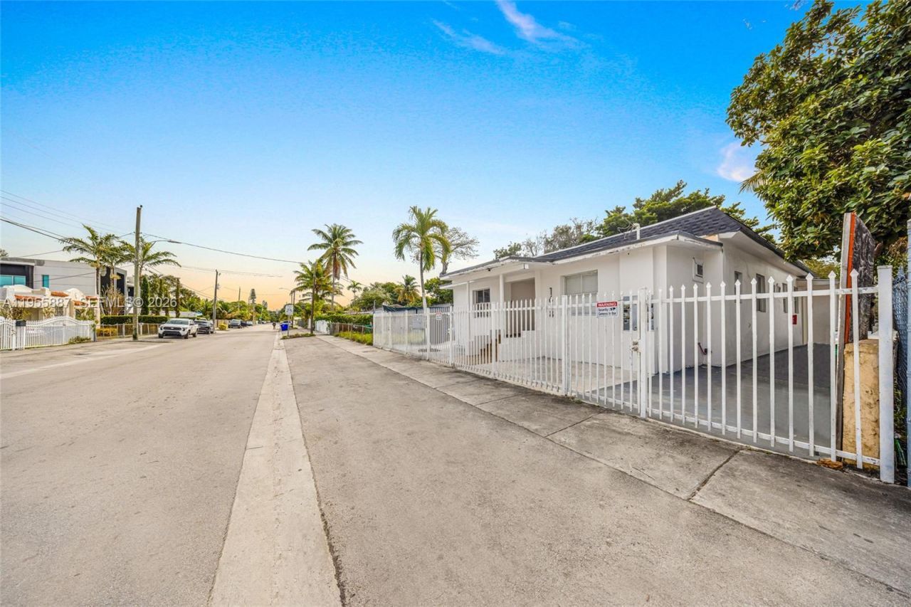 1648 NW 33rd St, Miami, FL 33142 Photo
