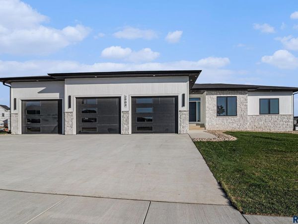 2904 Dunraven Ave, Sioux Falls, SD 57110