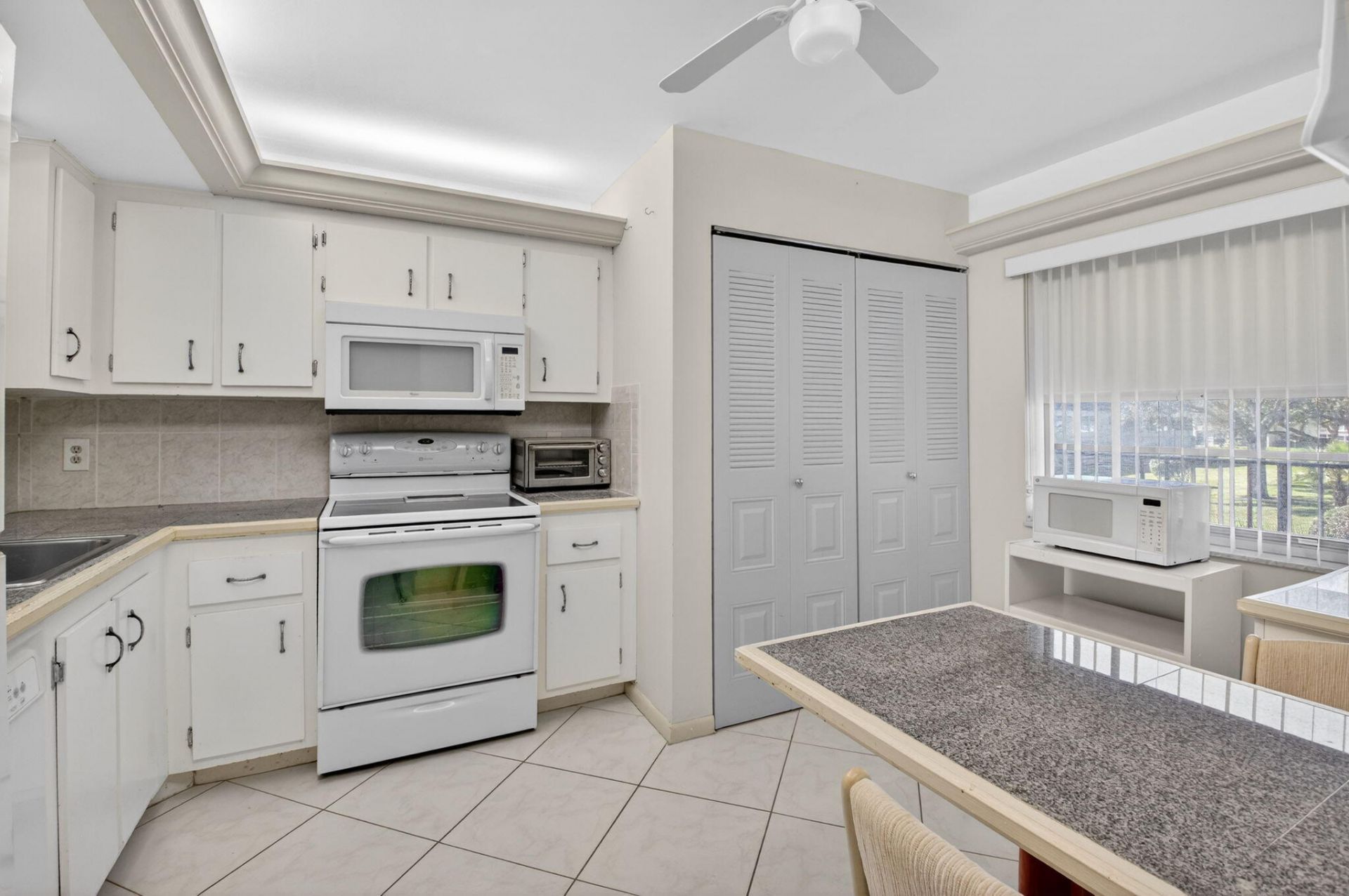 27 Abbey Lane, Unit 207, Delray Beach, FL 33446 Photo