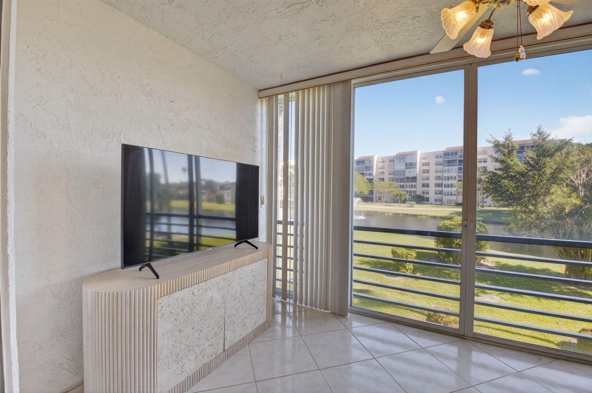 27 Abbey Lane, Unit 207, Delray Beach, FL 33446 Photo