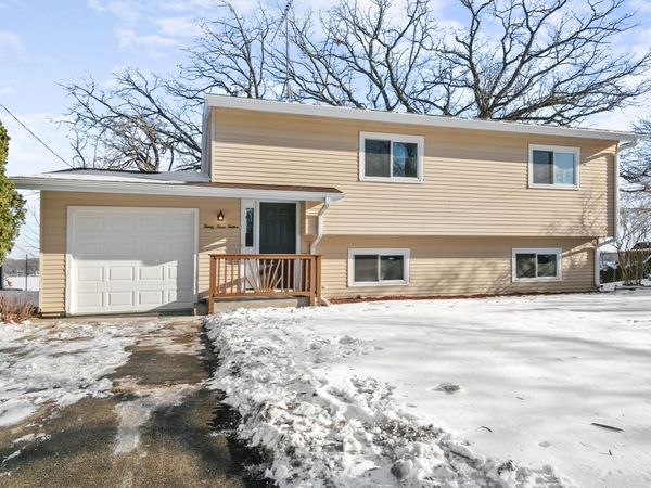 3312 W Lake Shore Drive, Wonder Lake, IL 60097