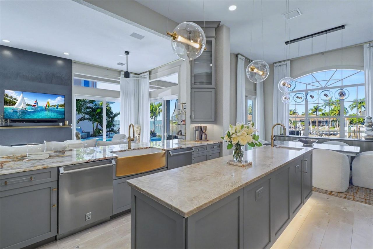 4635 Dolphin Cay Lane S, Saint Petersburg, FL 33711 Photo