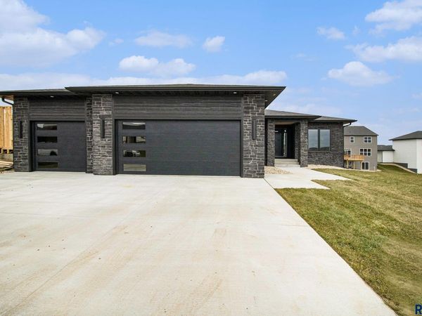 2812 S Dunraven Ave, Sioux Falls, SD 57110