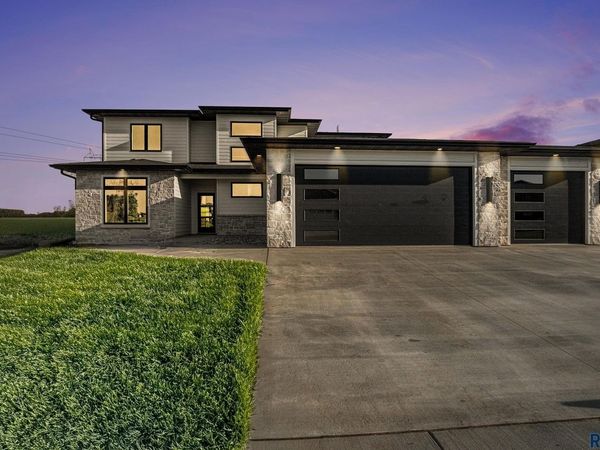 905 N Sylvan Dr, Sioux Falls, SD 57110