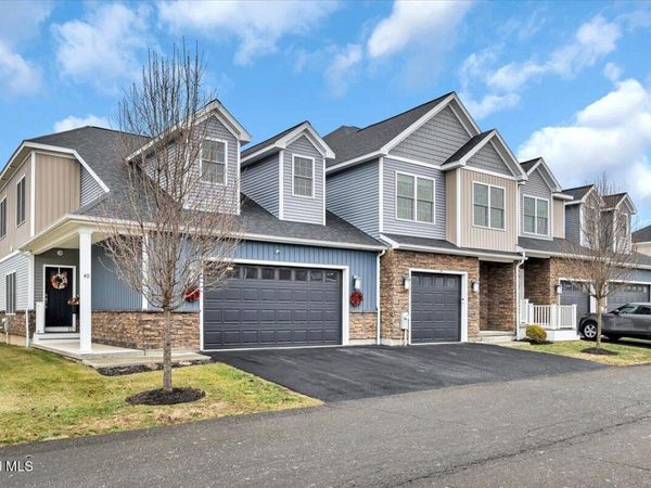 40 Stacey Way, Troy, NY 12180