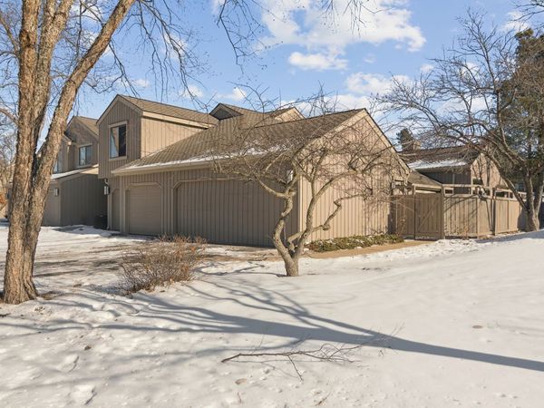 1261 Oak Hill Road, Lake Barrington, IL 60010