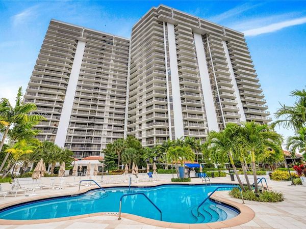 20281 E Country Club Dr, Unit 210, Aventura, FL 33180