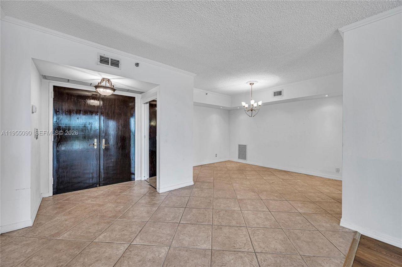 20281 E Country Club Dr, Unit 210, Aventura, FL 33180 Photo