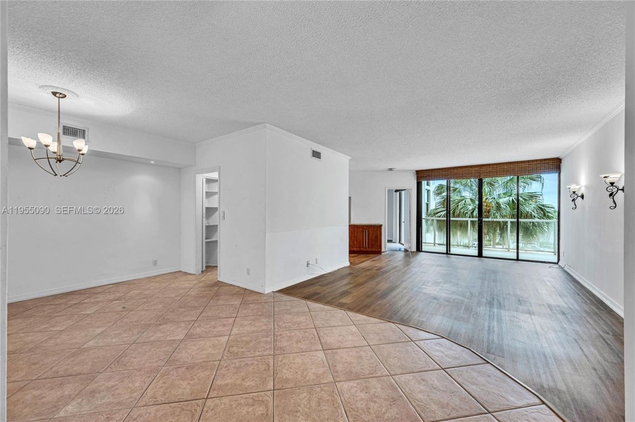 20281 E Country Club Dr, Unit 210, Aventura, FL 33180 Photo