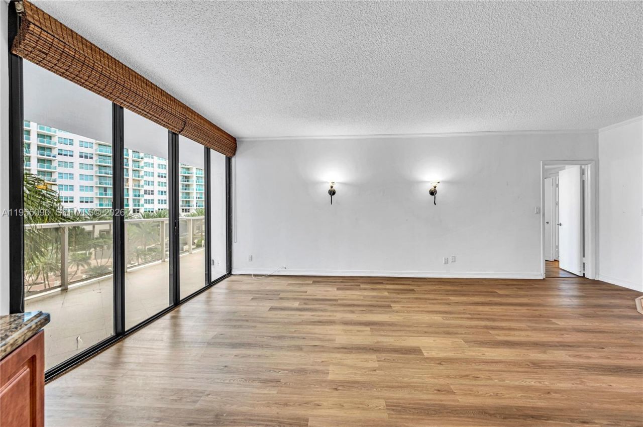 20281 E Country Club Dr, Unit 210, Aventura, FL 33180 Photo