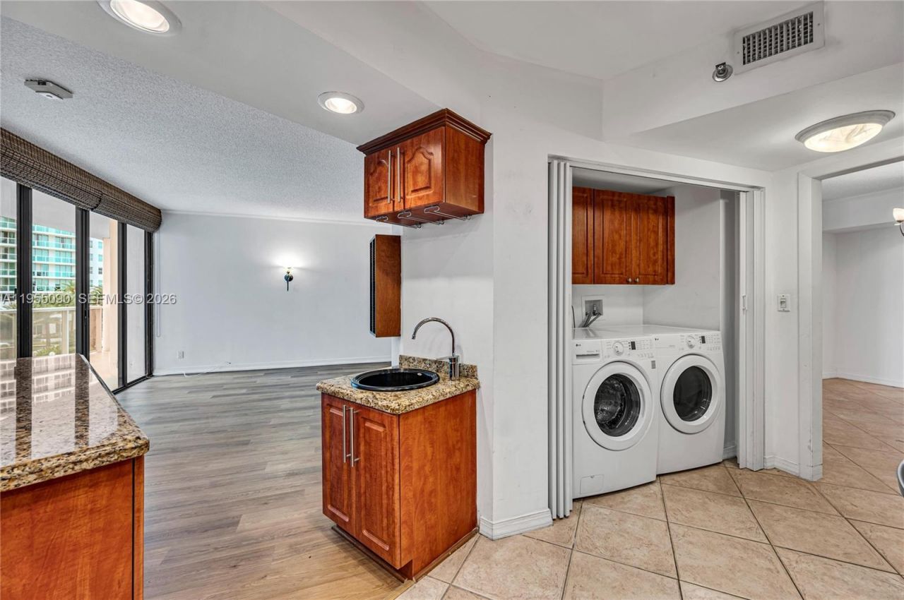 20281 E Country Club Dr, Unit 210, Aventura, FL 33180 Photo