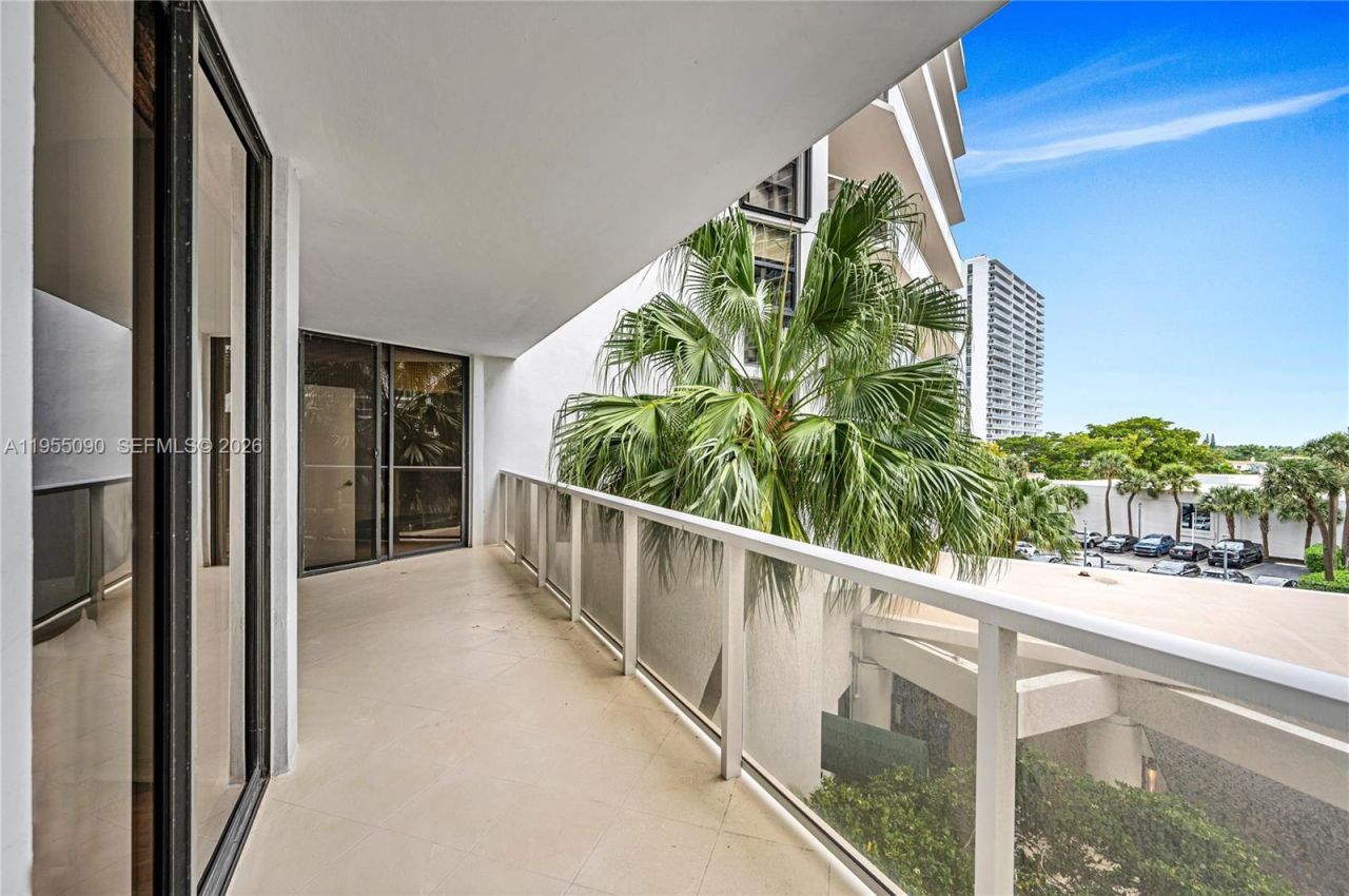 20281 E Country Club Dr, Unit 210, Aventura, FL 33180 Photo