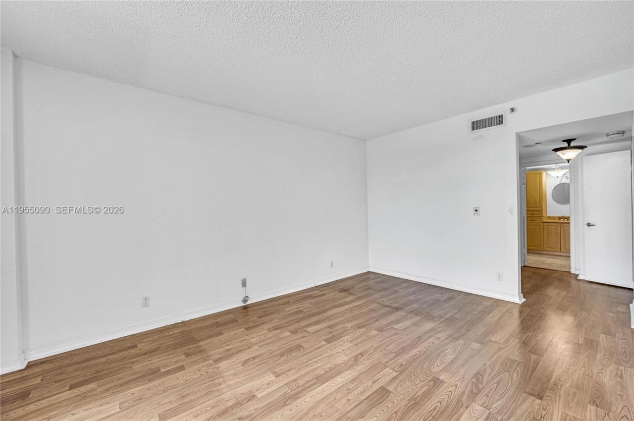 20281 E Country Club Dr, Unit 210, Aventura, FL 33180 Photo