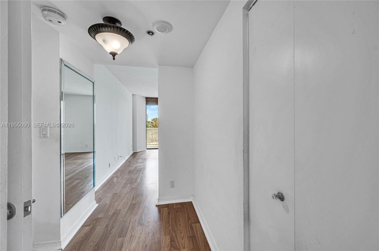 20281 E Country Club Dr, Unit 210, Aventura, FL 33180 Photo