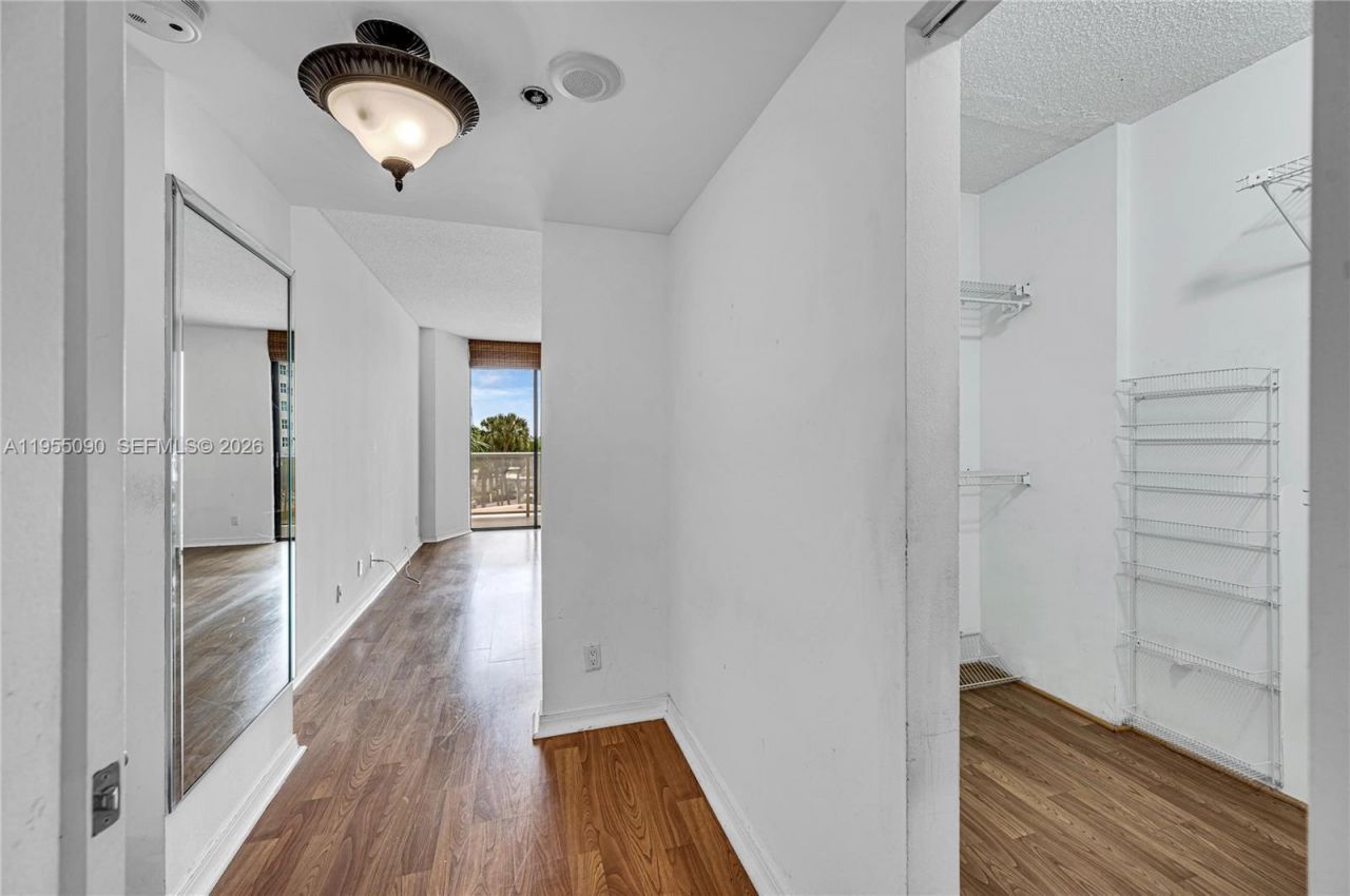 20281 E Country Club Dr, Unit 210, Aventura, FL 33180 Photo