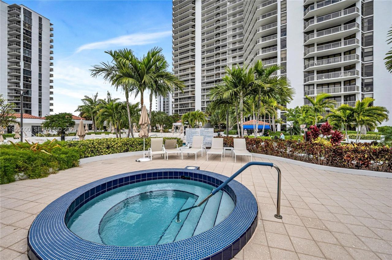 20281 E Country Club Dr, Unit 210, Aventura, FL 33180 Photo