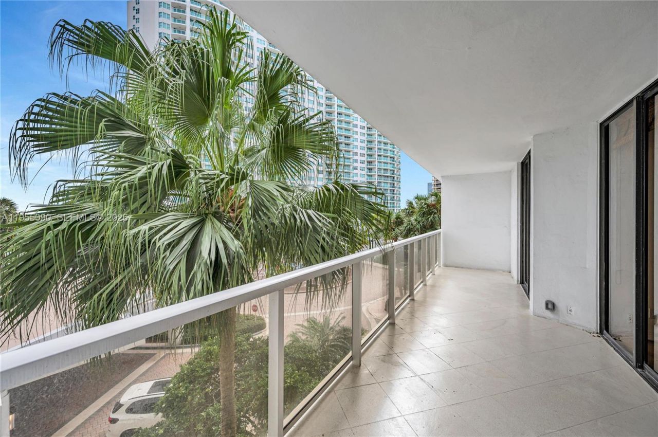 20281 E Country Club Dr, Unit 210, Aventura, FL 33180 Photo