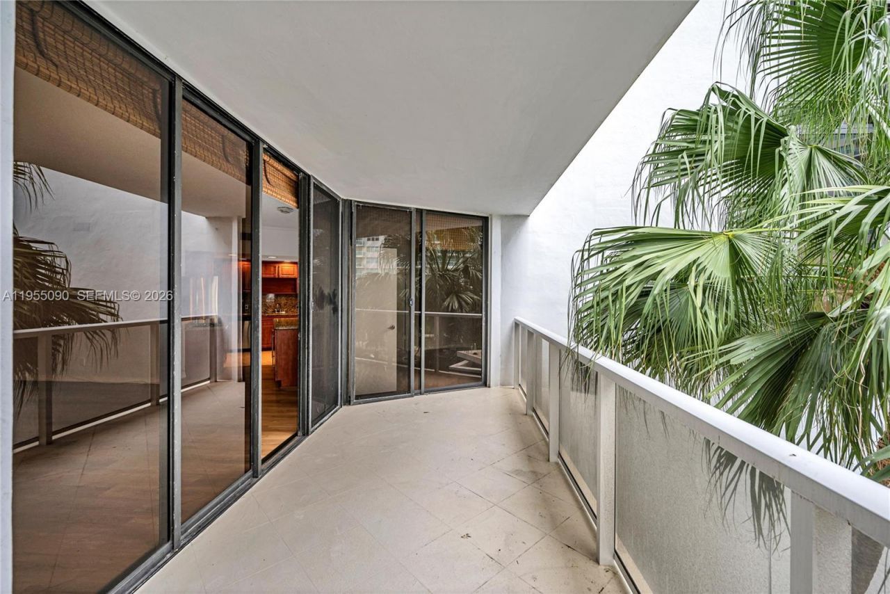 20281 E Country Club Dr, Unit 210, Aventura, FL 33180 Photo