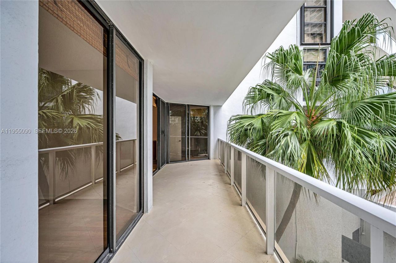 20281 E Country Club Dr, Unit 210, Aventura, FL 33180 Photo