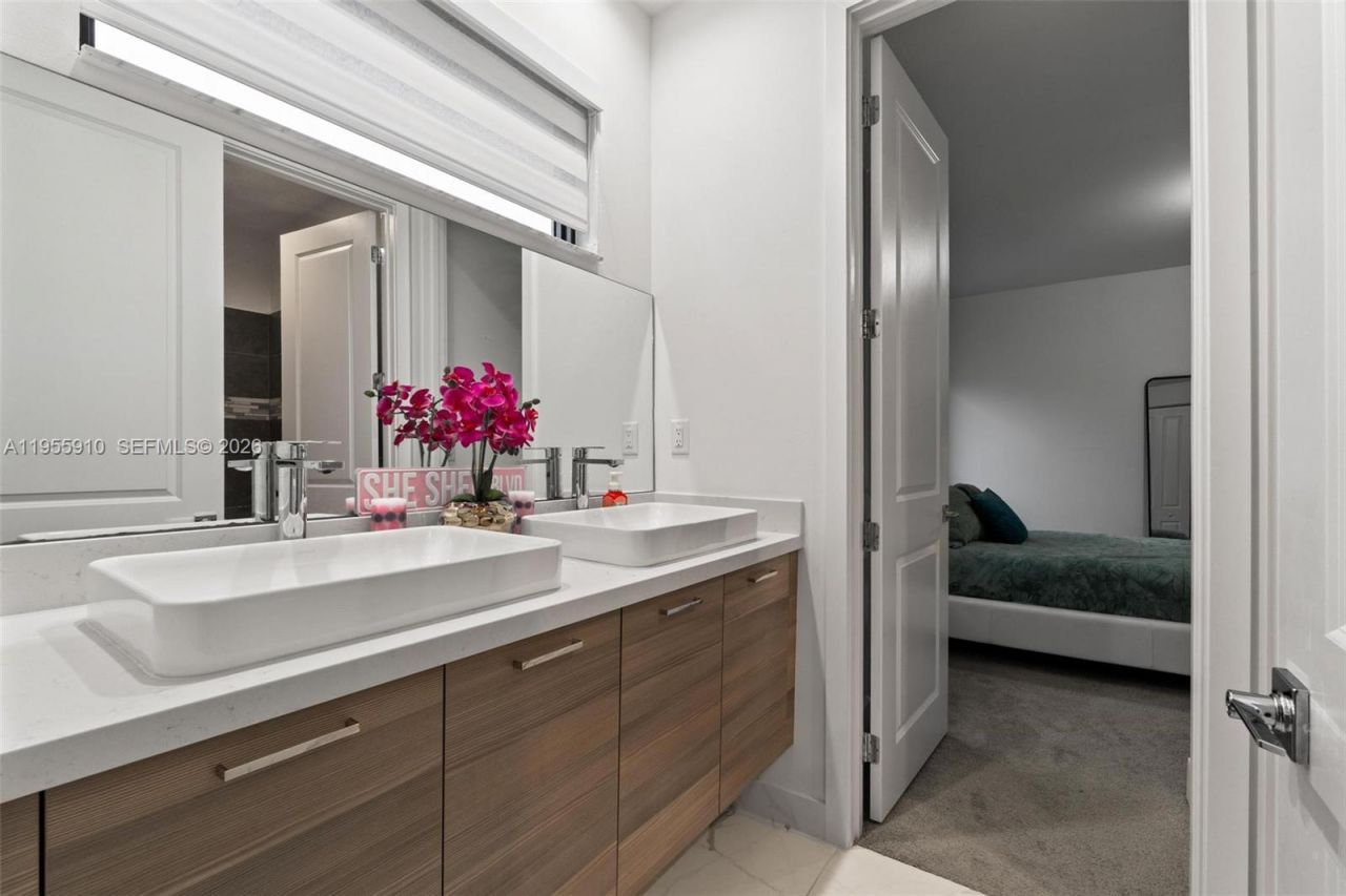 8086 NW 47th Ter, Doral, FL 33166 Photo