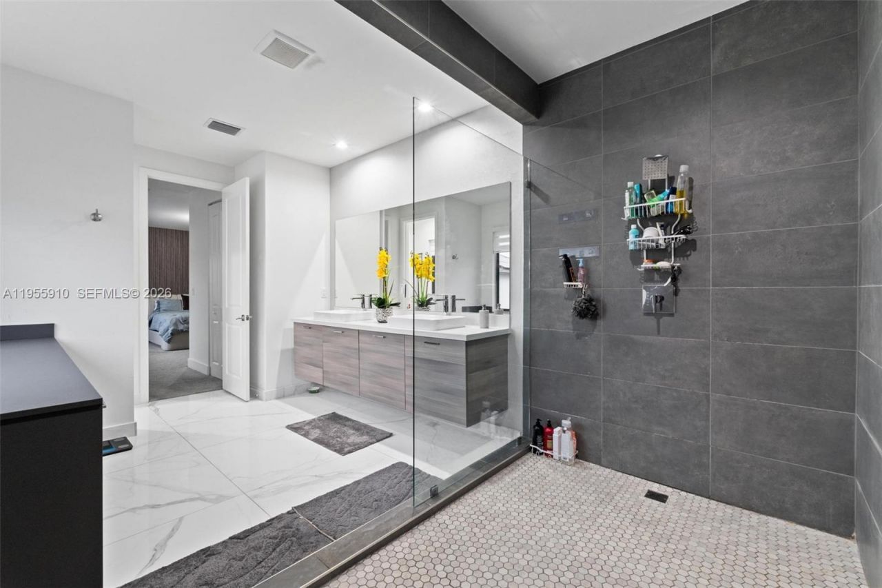 8086 NW 47th Ter, Doral, FL 33166 Photo