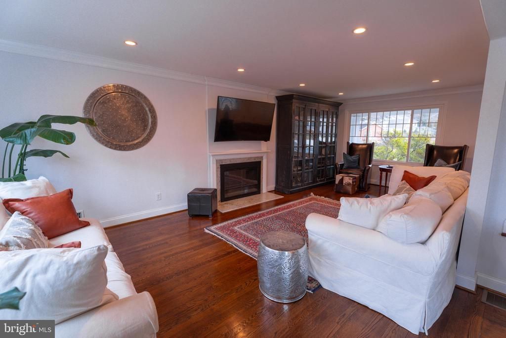 308 Old Courthouse Road Ne, Vienna, VA 22180 Main Photo