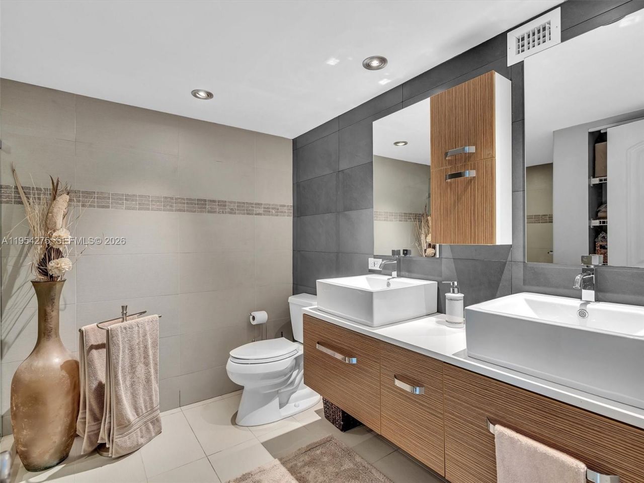 2017 S Ocean Dr, Unit 409, Hallandale Beach, FL 33009 Photo