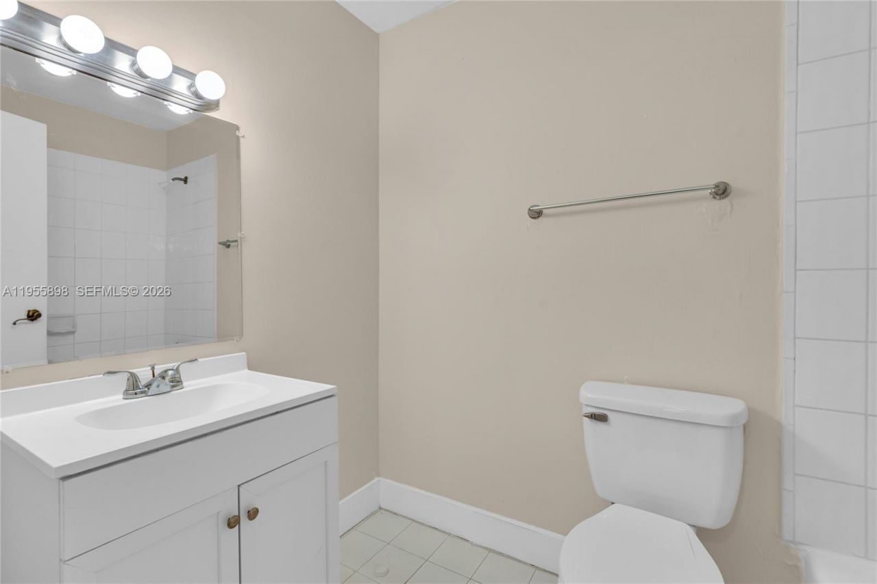 17901 NW 68th Ave, Unit T206, Hialeah, FL 33015 Photo