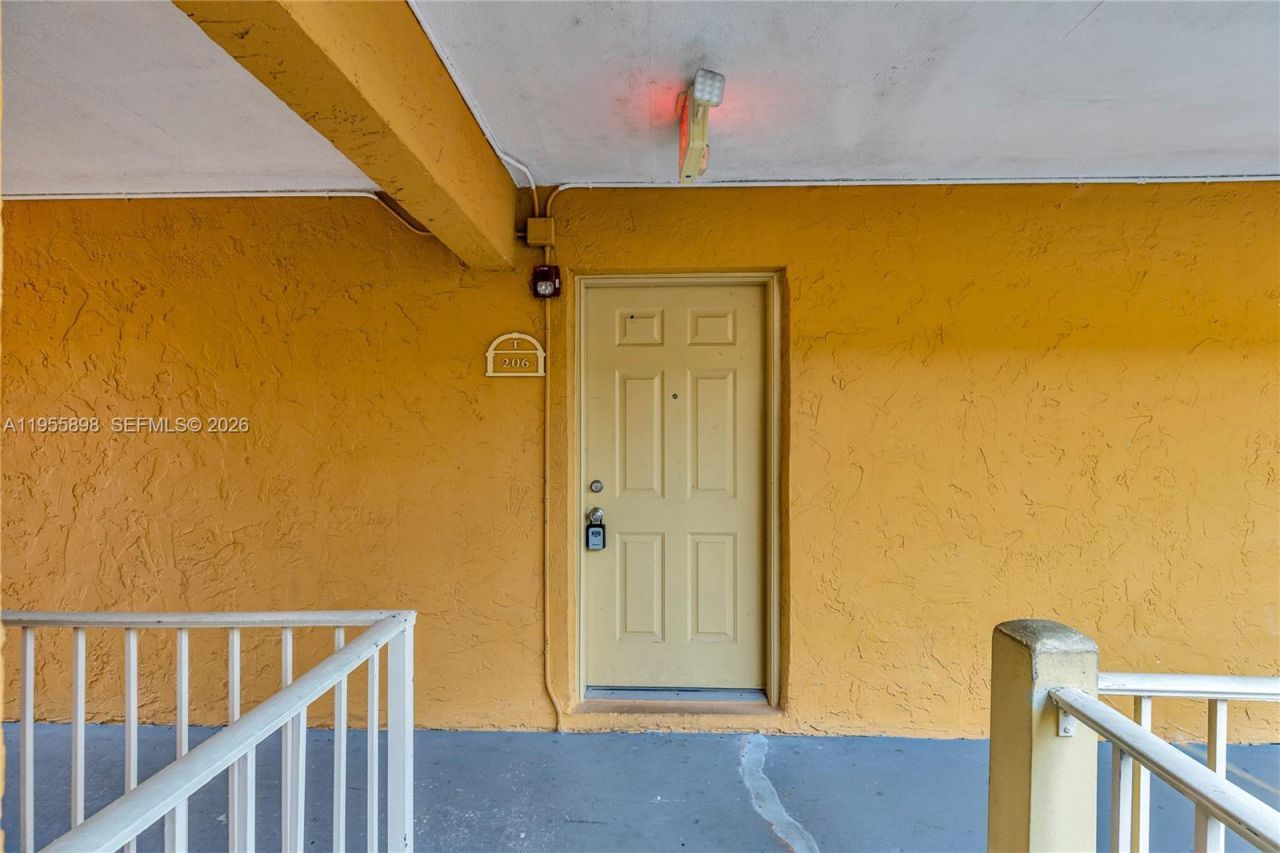 17901 NW 68th Ave, Unit T206, Hialeah, FL 33015 Photo