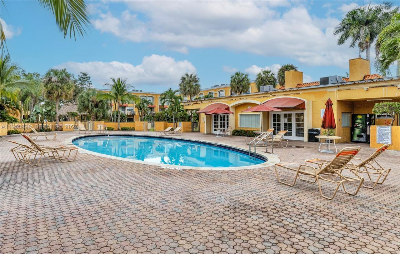 17901 NW 68th Ave, Unit T206, Hialeah, FL 33015 Photo