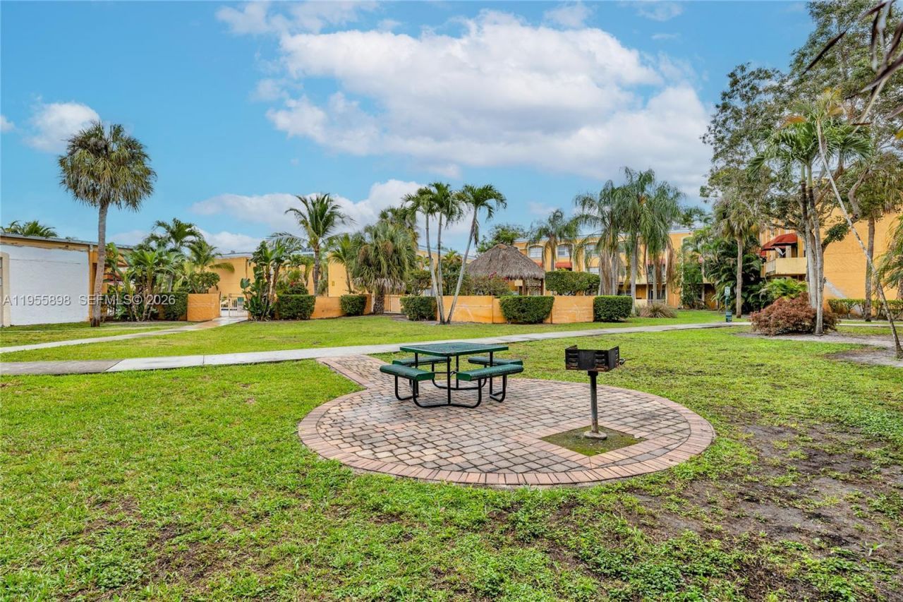 17901 NW 68th Ave, Unit T206, Hialeah, FL 33015 Photo