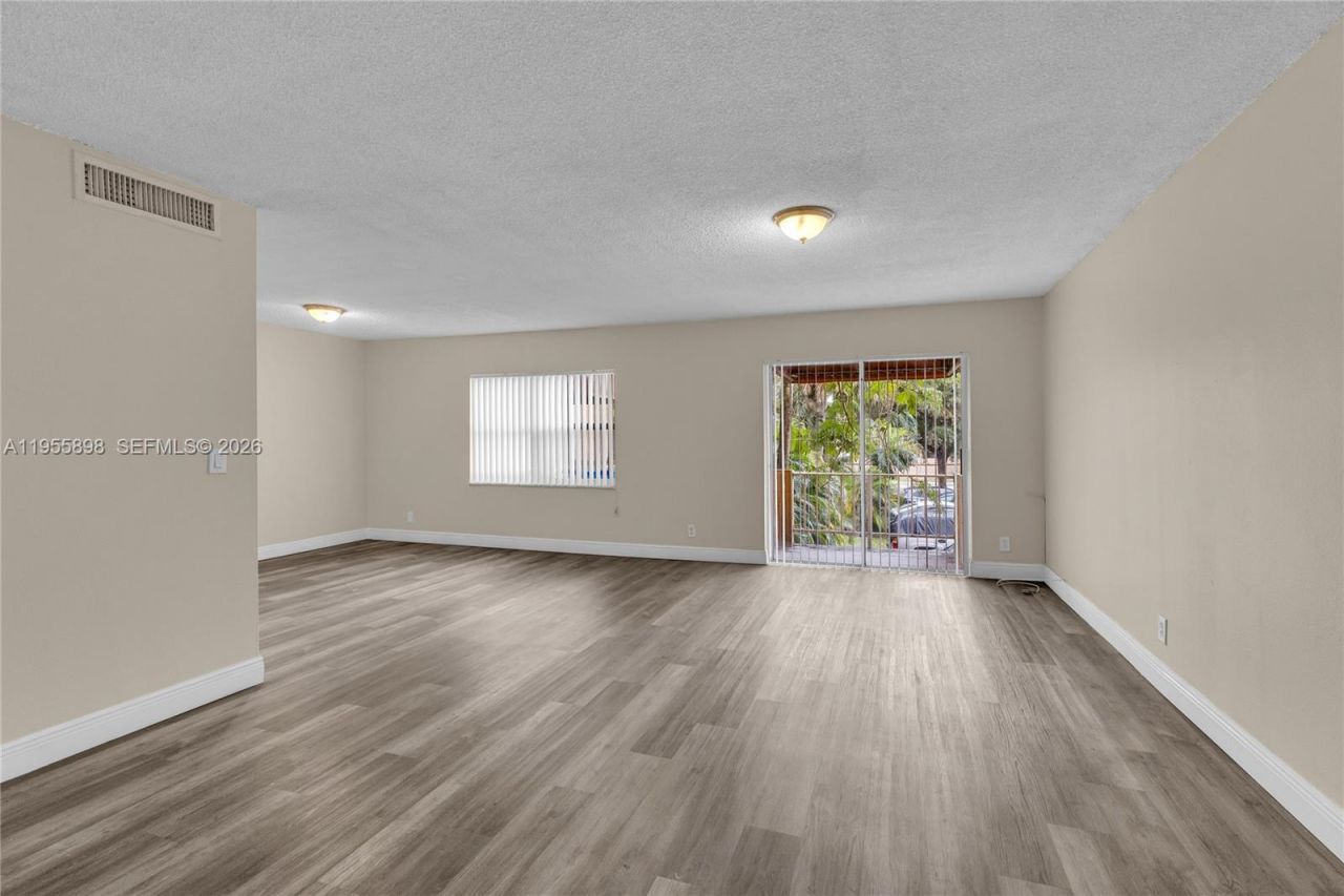 17901 NW 68th Ave, Unit T206, Hialeah, FL 33015 Photo