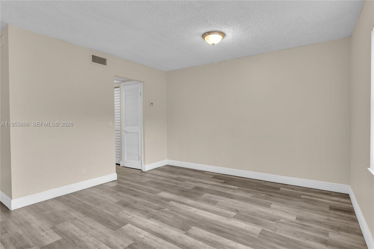 17901 NW 68th Ave, Unit T206, Hialeah, FL 33015 Photo