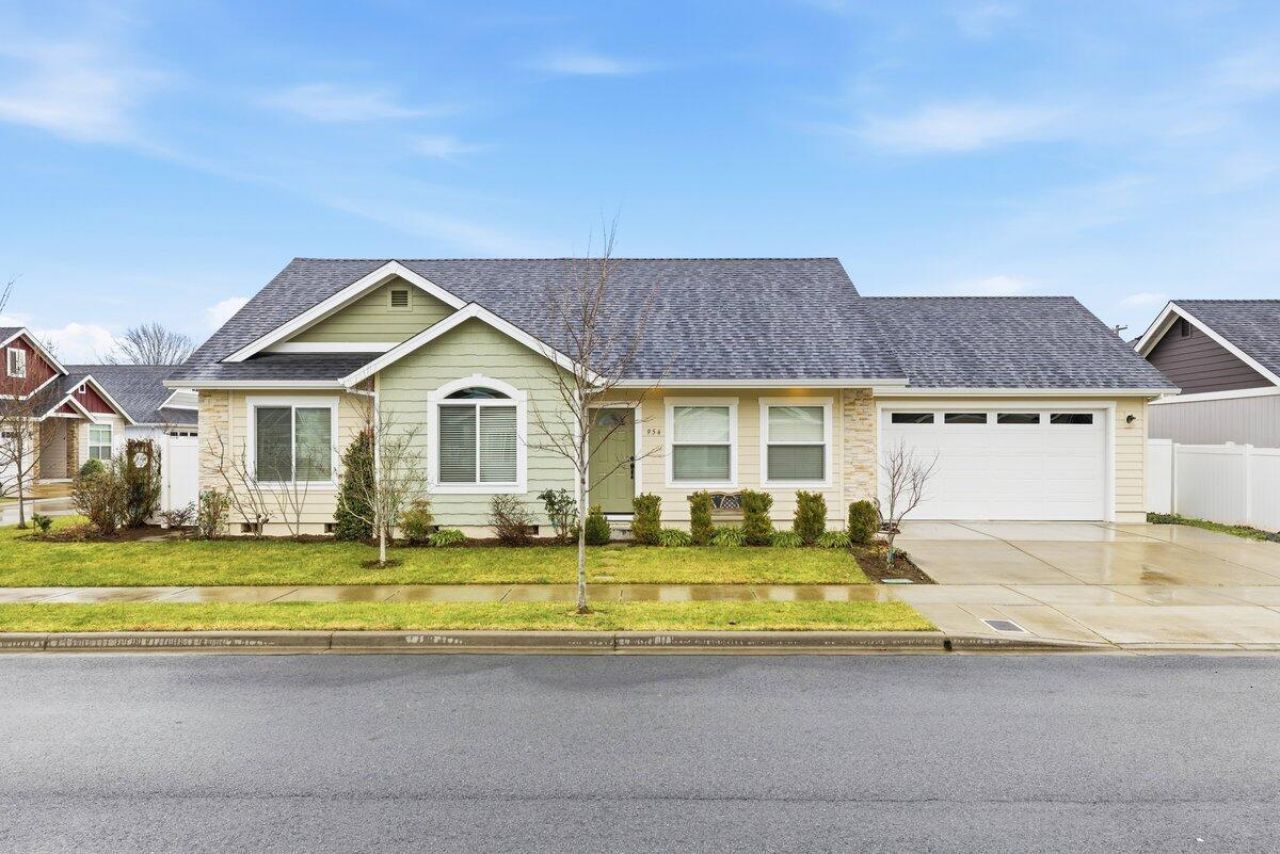 954 SW Blackberry Lane, Grants Pass, OR 97527 Main Photo