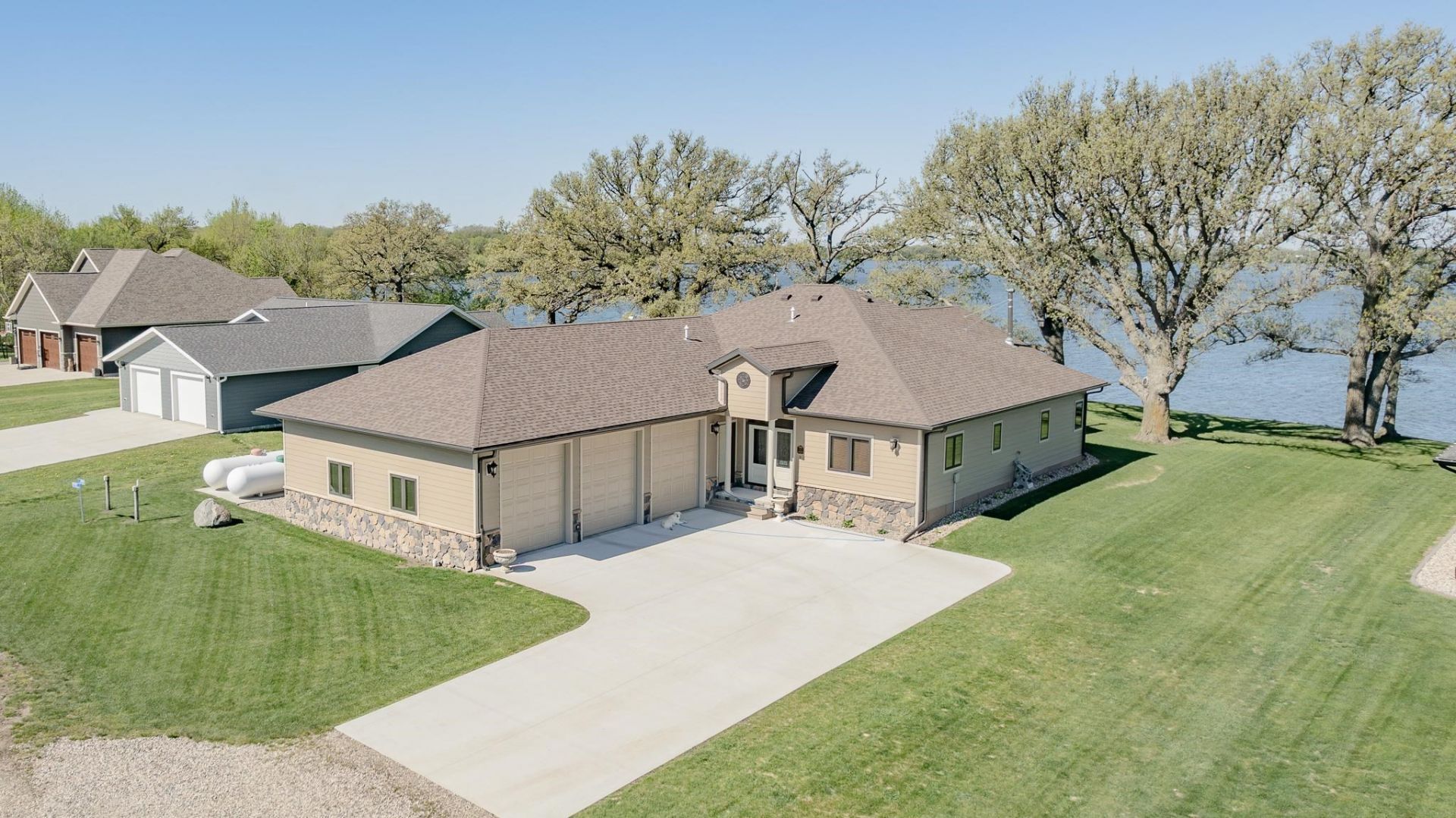 49491 Oak Tree Lane, Jackson, MN 56143 Main Photo