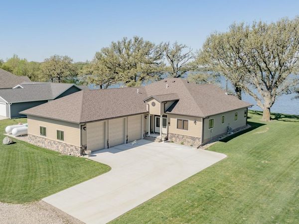 49491 Oak Tree Lane, Jackson, MN 56143